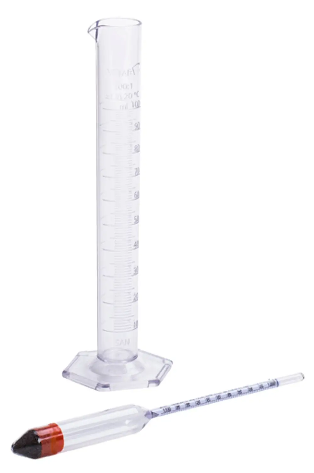 Transparente Messzylinder und ein Hydrometer auf weißem Hintergrund, verwendet zur Prüfung des Frostschutzmittels, hergestellt von Grünbeck.